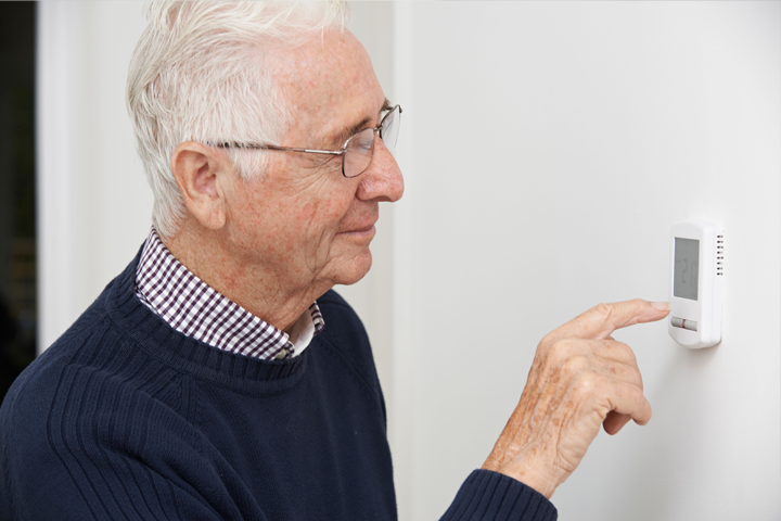 SeniorAdjusting Thermostat